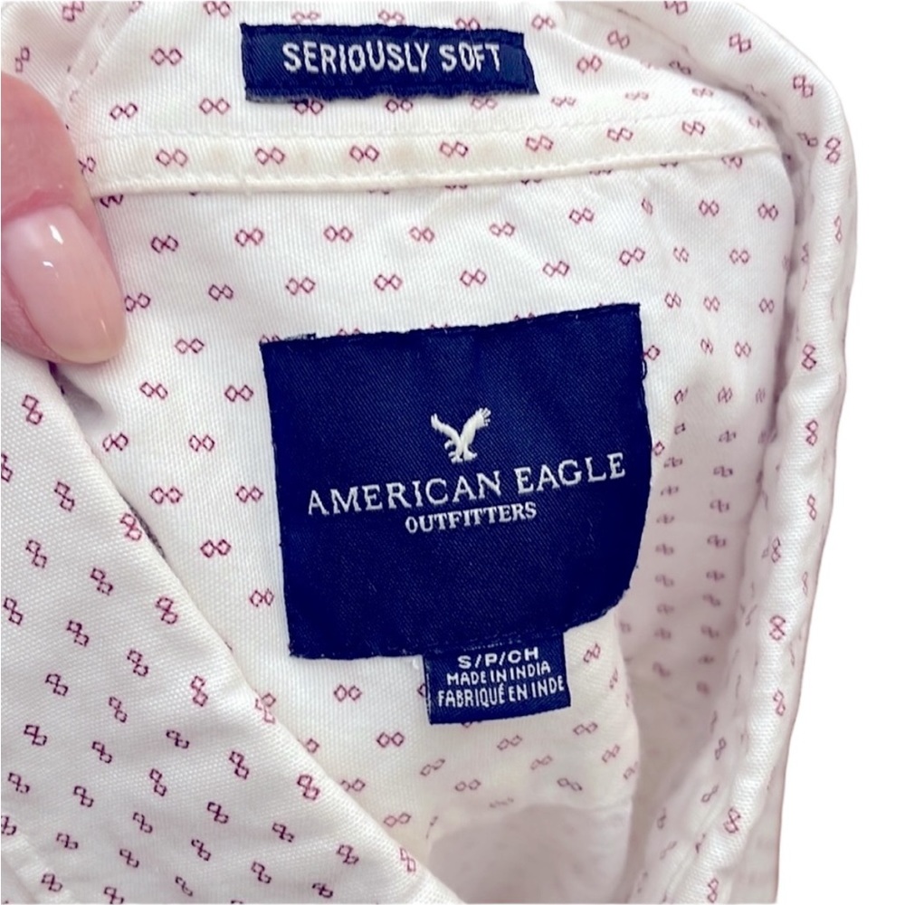 American Eagle Men’s L/S Cotton Button Down Shirt. White w/cranberry print. GUC